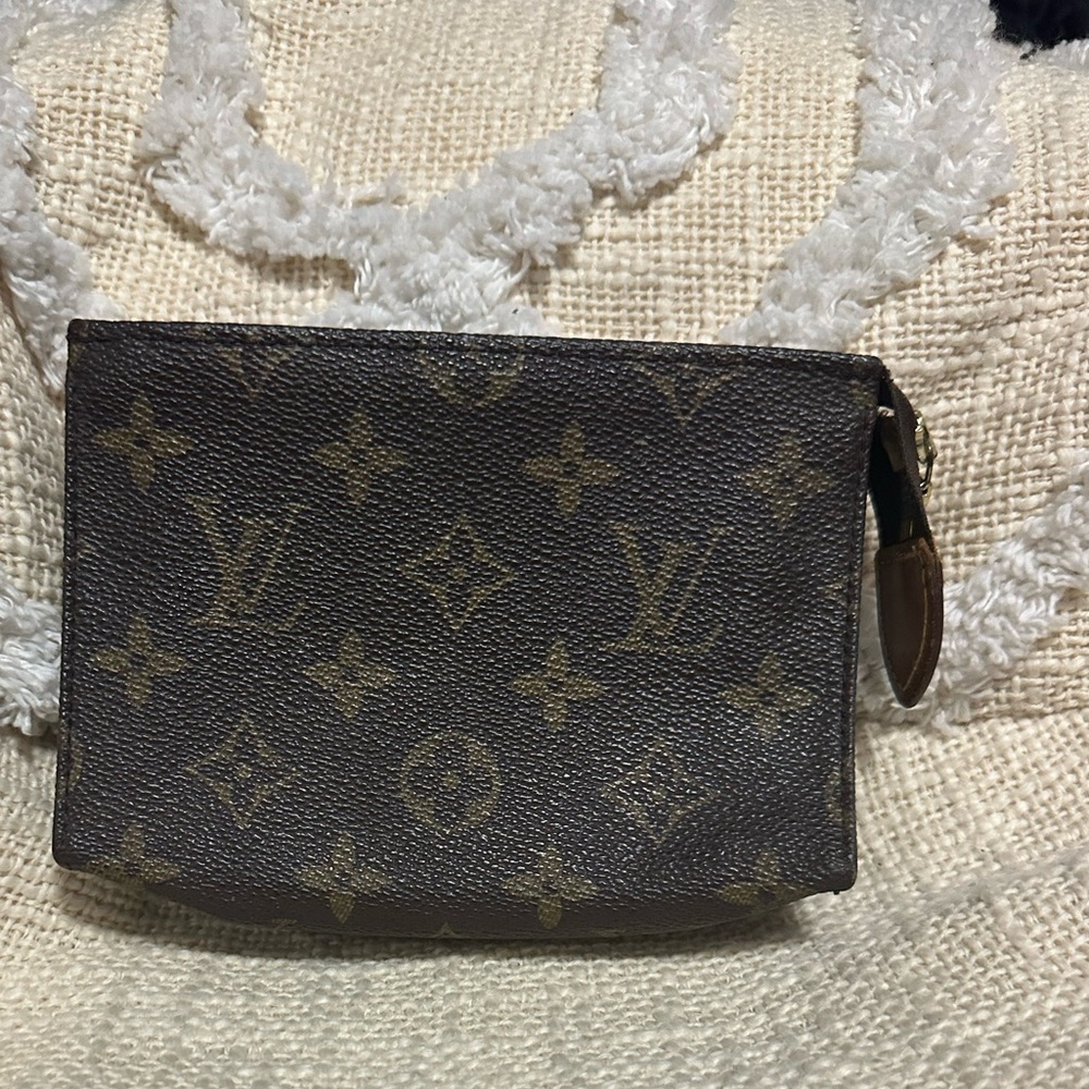 Authentic  vintage Louis Vuitton toiletry pouch 15